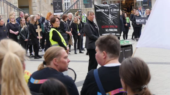 Etwa 120 Menschen haben sich an der Mahnwache der Freien Wohlfahrtspflege auf dem Marktplatz beteiligt. - &copy; Jost Wolf