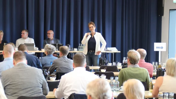 Sabine Beine, Verwaltungsvorst&auml;ndin beim Kreis Lippe, begr&uuml;&szlig;t die Zuh&ouml;rer zur Auftaktveranstaltung zum Aufbau einer Trinkwassernotversorgung in der Phoenix-Contact-Arena. - &copy; Kreis Lippe