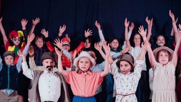 Fantasievoll verkleidete Kinder begeistern mit dem Musical "K&ouml;nig Drosselbart". - &copy; Marienkantorei Lemgo