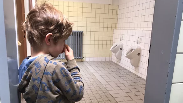 F&uuml;r viele Kinder ist der Besuch einer Schultoilette ein Grauen. Anton (6) st&ouml;rt an der Grundschule Schr&ouml;ttinghausen vor allem der starke Uringeruch. - &copy; Anneke Quasdorf