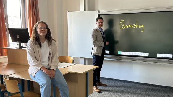 Carina Redekop und Matthias Lang haben sich als Quereinsteiger f&uuml;r den Lehrerberuf entschieden - sie arbeiten heute am August-Hermann-Francke-Gymnasium in Detmold. - &copy; Alexandra Schaller