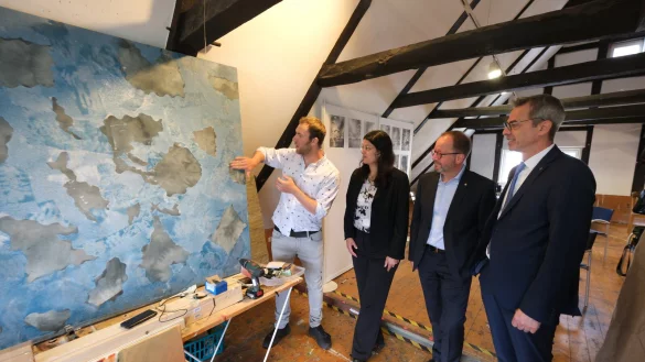 Im K&uuml;nstlerhaus zeigt Michael Eppler Kunstreferentin Dr. Mayar&iacute; Granados, Landesverbands-Vorsteher J&ouml;rg D&uuml;ning-gast und Schieder-Schwalenbergs B&uuml;rgermeister J&ouml;rg Bierwirth eines seiner "Schaumbilder". - &copy; Sven Koch