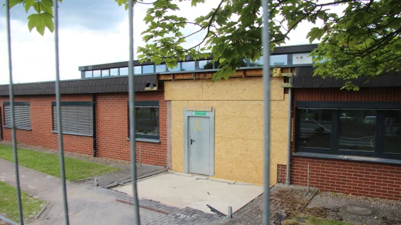 Im Geb&auml;ude der KEB befand sich der Geldautomat. Er wurde zerst&ouml;rt. Jetzt gibt es im Gewerbegebiet keinen Automaten mehr, um dort Geld abzuheben. - &copy; Kyrill von Matuschka