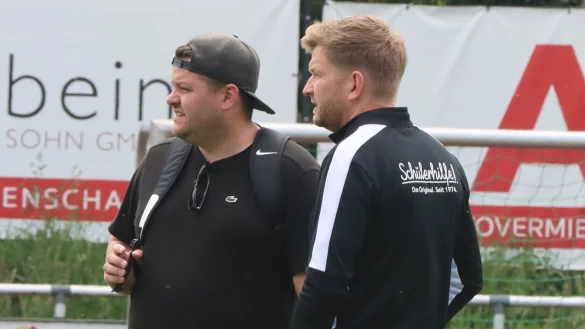 Obmann Michael Grundmann (links) mit Andre Schröder, Trainer der ersten Mannschaft des Post-TSV Detmold. - © Sebastian Lucas