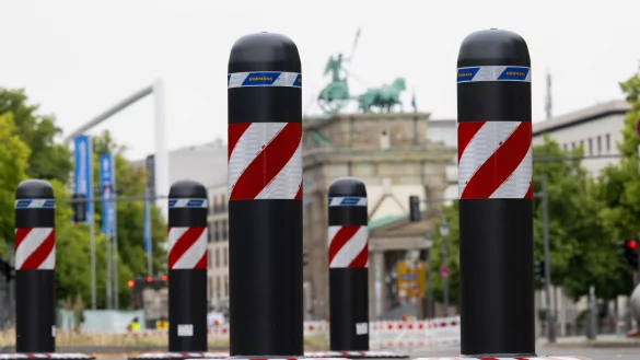 Mobile Poller mit rot-wei&szlig;er Markierung sind als Absperrung zur Fanzone am Brandenburger Tor aufgestellt. - &copy; (c) Copyright 2024, dpa (www.dpa.de). Alle Rechte vorbehalten