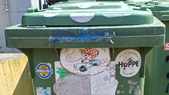 So bitte nicht: "Solch ein M&uuml;llgef&auml;&szlig; kann bei der R&uuml;cknahme leider nur noch entsorgt werden", ermahnt die Stadt Detmold. - &copy; Stadt Detmold