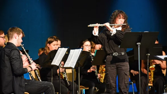 Khanh Vi Truong spielt auf der Queerfl&ouml;te, im Hintergrund spielt das Blasorchester "Air vivant" - &copy; Nicole Ellerbrake