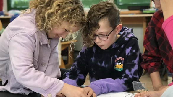 Sch&uuml;lerinnen und Sch&uuml;ler der Klasse 3c der Bachschule haben sich den Stil von Neon Lavie angeeignet und ihre eigenen Kunstwerke erschaffen. Die Bilder werden jetzt im Rathaus ausgestellt und f&uuml;r einen guten Zweck verkauft. - &copy; Bachschule