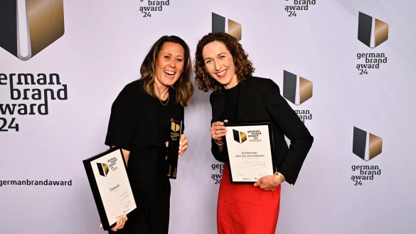 Cathleen Burghardt, Head of Marketing bei Tamaris (links), und Julia Busse, in ihrem Team verantwortlich f&uuml;r Brand und Content Strategy, nahmen f&uuml;r die Wortmann KG die German Brand Awards 2024 in den Katego-rien Excellent Brands (Gold) und Excellence in Brand Strategy and Creation (Winner) entgegen. - &copy; GRAND VISIONS