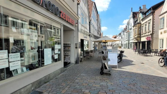 Mit Aush&auml;ngen weist Norman Zeugner im Schaufenster seines Ladens auf seine Misere hin. Ende des Jahres wird er das Gesch&auml;ft in der Mittelstra&szlig;e schlie&szlig;en. - &copy; Katrin Kantelberg