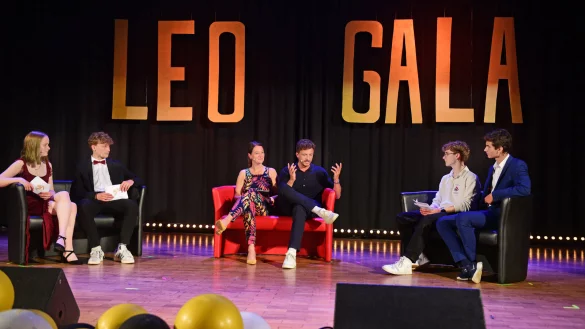 Tommi Schmitt in der Gespr&auml;chsrunde. Der Moderator war selber Sch&uuml;ler am Leopoldinum. - &copy; Nicole Ellerbrake