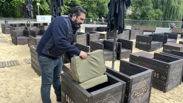 Betreiber Hakan Kevin Bek richtet seine Beach-Bar an der Ameide ein. - © Jana Beckmann
