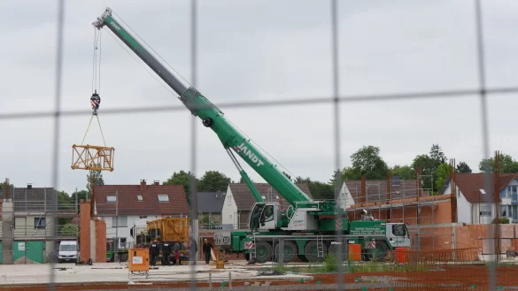 Am Montag ist der gro&szlig;e Baustellenkran abgebaut worden. - &copy; Jost Wolf