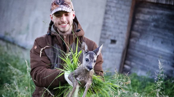 Leon Neese ist seit mehreren Jahren als Jungwildretter in Bielefeld unterwegs. - &copy; Barbara Franke