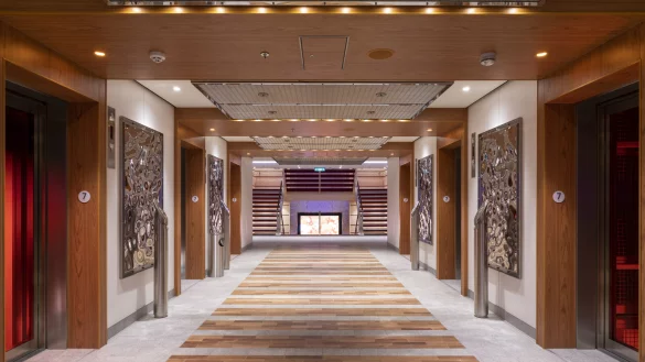 Auch diese Lobby auf der Aida Nova tr&auml;gt die Handschrift von BSS aus Lemgo. - &copy; INGRID FIEBAK-KREMER