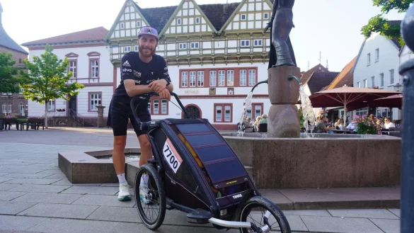 Auf seiner 7700 Kilometer langen "Marathon-Odyssee" läuft Stefan Santifaller aus Südtirol in 182 Tagen quer durch Europa - von Portugal zum Nordkap. Die Hälfte seines Abenteuers hat er bereits hinter sich, Tag 92 führte ihn durch Blomberg. Dort haben ihn vor allem die Fachwerkhäuser sehr beeindruckt, wie er sagt. - © Michaela Weiße