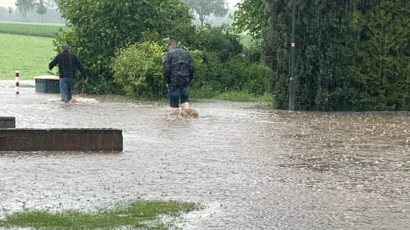So sah es in der Stra&szlig;e Wettbreden in Holzhausen nach einem Starkregen im Mai 2023 aus. Eine solche Flut soll sich m&ouml;glichst nicht wiederholen. - &copy; Sabrina G&ouml;rder