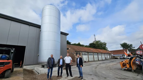 Thorsten Paulussen (von links), Frank Rayczik, Benjamin Brinkmeyer und Michael Wippermann stehen zwischen alt und neu. Links ist die neue Heizzentrale im Bau, im Hintergrund ist das Geb&auml;ude, das abgerissen wird. Hier wird neu gebaut, Sozialr&auml;ume, Sanit&auml;ranlagen - getrennt - f&uuml;r Bauhofmitarbeiter und Feuerwehr sowie Verwaltungsr&auml;ume werden dringend ben&ouml;tigt. - &copy; Astrid Sewing