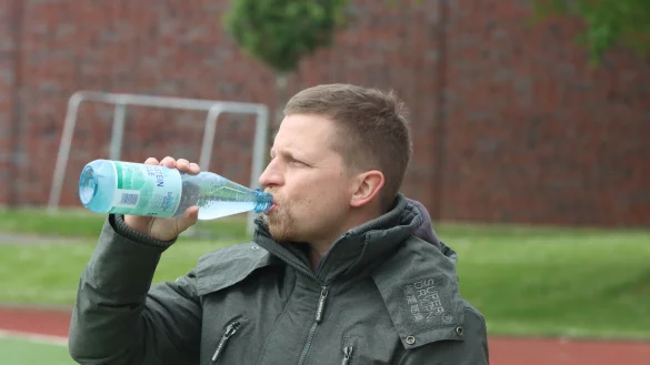 Ein letzter Schluck aus der Pulle: Tobias Gatzke verl&auml;sst den Post-TSV Detmold nach f&uuml;nf Jahren. - &copy; Sebastian Lucas