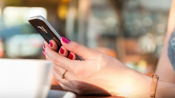 In manchen Restaurants wird der Handyverzicht w&auml;hrend des Restaurantbesuchs belohnt. Eine Option auch f&uuml;r lippische Gastronomen? - &copy; Symbolbild: Pixabay