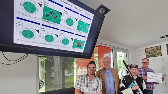 F&uuml;r die Sch&uuml;tzengilde Lage von 1509 werben Pressesprecher Bj&ouml;rn Cruel (hinten von links), Schie&szlig;offizier Harald Grote und Vorsitzender Michael Kr&uuml;germeyer-Kalthoff f&uuml;r einige Neuerungen im Programm. Unter anderem will der Verein mehr Jugendliche f&uuml;r das Sportschie&szlig;en begeistern. Matthias Zeisberg ist einer der Hochleistungssportler, der das Training begleitet. - &copy; Astrid Sewing