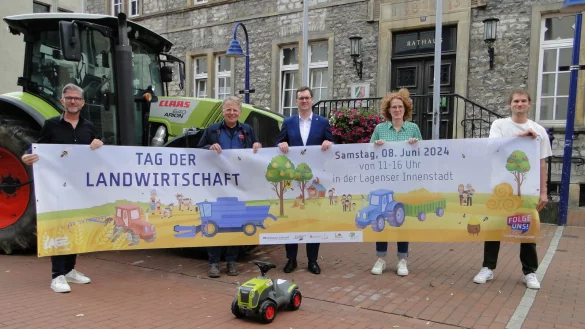 Sie laden zu einem "Tag des Entdeckens der Landwirtschaft" ein: (von links) Ralf Hammacher (Gesch&auml;ftsf&uuml;hrer des Stadtmarketings), Dieter Hagedorn (Vorsitzender des Landwirtschaftlichen Kreisverbandes Lippe), B&uuml;rgermeister Matthias Kalkreuter, Maren Bicker (Sprecherin des Ortsverbandes Lippe-West im Kreis-Landfrauenverband) und Yannik Seeberg (Stadtmarketing). (Foto: Hajo G&auml;rtner) - &copy; Hajo G&auml;rtner