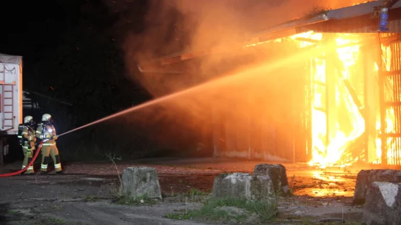 Die Lagerhalle in der Bad Salzufler Ladestra&szlig;e steht in Flammen. Die Feuerwehr Bad Salzuflen ist mit vielen Kr&auml;ften vor Ort und kann ein &Uuml;bergreifen auf angrenzende Geb&auml;udeteile verhindern. - &copy; Foto: Daniel Hobein / Feuerwehr Bad Salzuflen