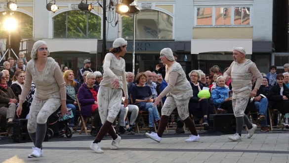 Da kommen sie: Holzw&uuml;rmer im Spektrum der Hofysnagogendebatte. - &copy; Axel B&uuml;rger
