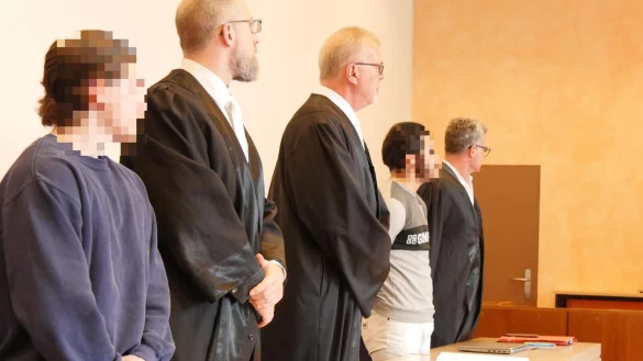 Der 18-j&auml;hrige Angeklagte (links) an der Seite seines Verteidigers Hendrik Schnelle schweigt bisher. Sein Kumpel (19) - hier an der Seite seiner Verteidiger Johannes Salmen und Dr. Detlev Binder (rechts) - hat das T&ouml;tungsdelikt und die Brandstiftung schon zum Prozessauftakt weitestgehend einger&auml;umt. - &copy; Janet K&ouml;nig