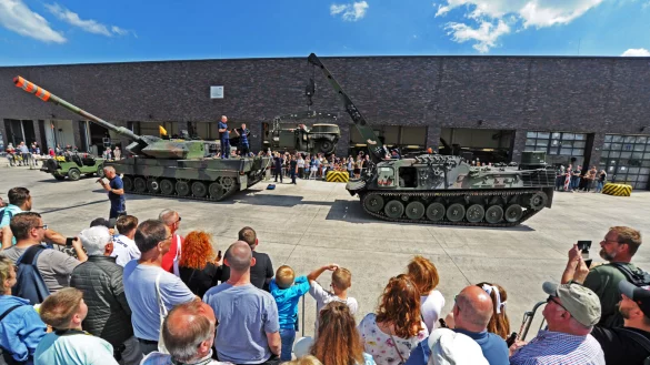 Rund 30.000 Besucher besuchten den "Tag der Bundeswehr" in der Generalfeldmarschall-Rommel-Kaserne in Augustdorf. Sie sahen sich unter anderem Vorf&uuml;hrungen an oder informierten sich genauer &uuml;ber die Arbeit der Soldaten. - &copy; Nicole Ellerbrake