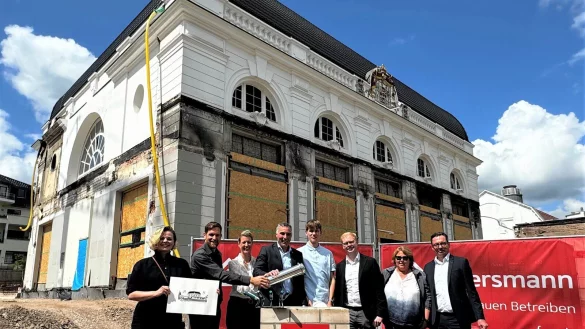 Bei der Grunsteinlegung (von links): Künstlerin Celia Kaspar, Tobias Tiedkte (Projektleitung Kurhaus, Fechtelkord & Eggersmann) Melanie Koring (Erste Beigeordnete & Kämmerin, Stadt Bad Salzuflen), Bürgermeister Dirk Tolkemitt, Nicolas Schröter (Werkstudent, Fechtelkord & Eggersmann), Matthias Eggersmann (Ingenieurbüro Eggersmann), Heidrun Brokamp (Bauleitung Kurhaus) und Thomas Hein (Geschäftsführer Fechtelkord & Eggersmann). - © Stadt Bad Salzuflen