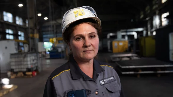 Alevtina Verda (48) ist seit eineinhalb Jahren Schichtleiterin in der Produktion von Eisenbahnachsen im Stahlwerk Interpipe. Ihr Vorg&auml;nger ist bei der Armee. - &copy; Sebastian Backhaus/RND