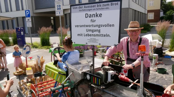 Gegen Lebensmittelverschwendung: Theodor Steiling steht an seinem selbstgebauten Modellm&auml;hdr&auml;scher und setzt sich f&uuml;r mehr Wertsch&auml;tzung f&uuml;r Lebensmittel ein. - &copy; Thomas Kr&uuml;gler