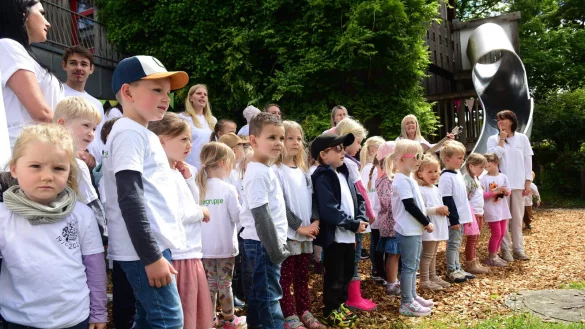 Die Kindergartenkinder l&auml;uten das Fest mit dem Lied Ich kenn' ein Haus von Rolf Zuckowski ein - &copy; Nicole Ellerbrake