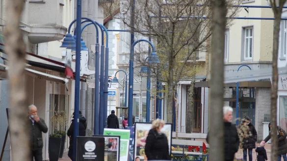 Die blauen Laternen in der Innenstadt brennen die ganze Nacht. Sie sollen ausgetauscht werden, denn moderne LED-Laternen sparen Energie ein. - &copy; Jens Rademacher