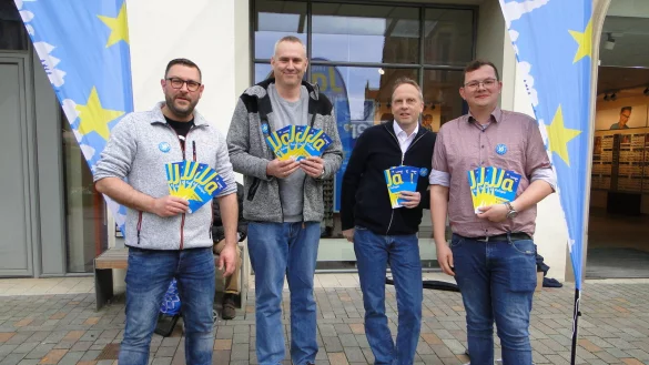 Gemeinsam werben (von links) Stephan Krause (FDP), Steven Grimshaw (CDU), Oliver Drexhage (Die Gr&uuml;nen) und Julien Thiede (SPD) daf&uuml;r, bei der Europa-Wahl seine Stimme abzugeben. - &copy; Hajo G&auml;rtner