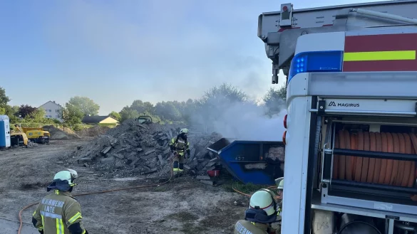 Eine Abfallmulde in die Stadenhauser Stra&szlig;e stand in Flammen. - &copy; Feuerwehr Lage