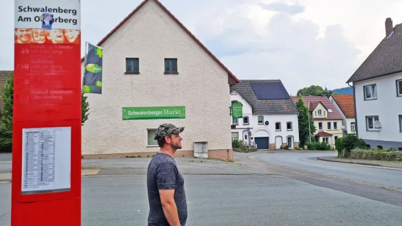 Warten auf Godot: Zumindest alle, die in Schwalenberg ab dem 6. Juli auf die Linie 770 warten, werden sich vergeblich die Beine in den Bauch stehen. - &copy; Marianne Schwarzer