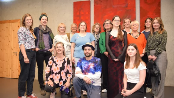 17 Hobbyk&uuml;nstlerinnen und -k&uuml;nstler (zwei fehlen auf dem Foto) zeigen ihre ganz unterschiedlichen Arbeiten zum Thema in einer Gemeinschaftsausstellung. Foto: Karin Prignitz - &copy; Karin Prignitz