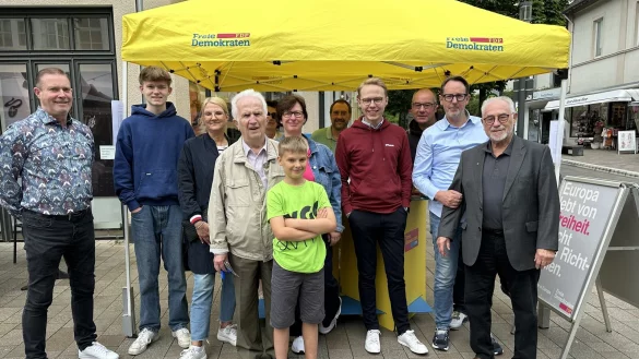 Mitglieder der lippischen FDP um Kreisgesch&auml;ftsf&uuml;hrer Torben Hundsd&ouml;rfer (Vierter von rechts) an einem Wahlkampfstand in der Bad Salzufler Innenstadt. - &copy; FDP Lippe