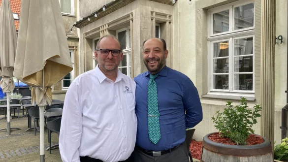 Danny de Graef (links) und Stefano Lidonnici erinnern sich gern an ihre Zeit im Hotel zum Stern zur&uuml;ck, heute arbeiten sie im Detmolder Hof. - &copy; Cordula Gr&ouml;ne