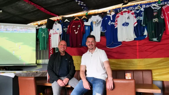 Die Werl-Asper Meistermacher Carsten V&ouml;lzke (links) und Lars B&uuml;rger f&uuml;hlen sich in Mustis EM-Studio sehr wohl. - &copy; J&ouml;rg Hagemann