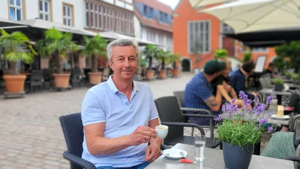 Wolfgang J&auml;ger dort, wo er sich am wohlsten f&uuml;hlt. In der "guten Stube", auf dem Marktplatz, in Lemgo. Dort wird er auch im Ruhestand seinen Espresso genie&szlig;en. - &copy; Katrin Kantelberg