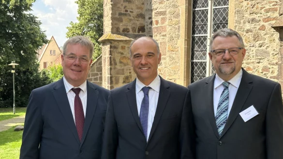 Landessuperintendent Dietmar Arends (links) und Pr&auml;ses Michael Keil nehmen den neuen Juristischen Kirchenrat Martin Bock in die Mitte. - &copy; Lippische Landeskirche/Birgit Brokmeier