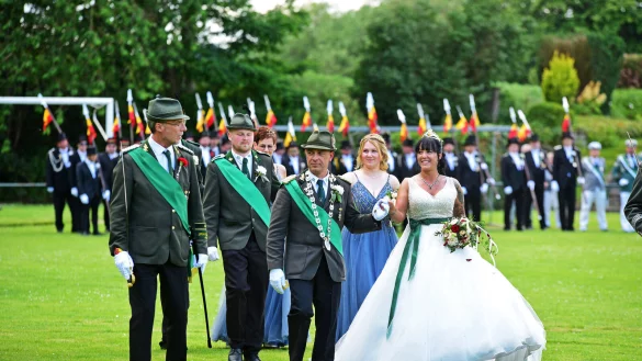 Das K&ouml;nigspaar Jessica und Ren&eacute; Kalze genoss ganz offensichtlich den festlichen Vorbeimarsch. - &copy; Nicole Ellerbrake