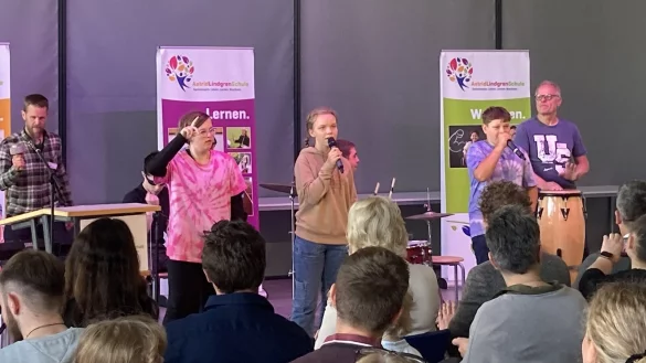 Die Schulband um Kieran, Angelina, Ashley Jolie, Paul und Fynn-Lucas (vorne, von links), unterst&uuml;tzt von Christian Dr&uuml;ke (links) und Uwe St&uuml;hrenberg (rechts), lockert die Feierstunde der Astrid-Lindgren-Schule auf. - &copy; Kreis Lippe