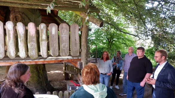 Leiterin Susanne Hitch (Mitte) zeigt den Ausschussmitgliedern den Au&szlig;enbereich und beantwortet Fragen. - &copy; Lorraine Brinkmann