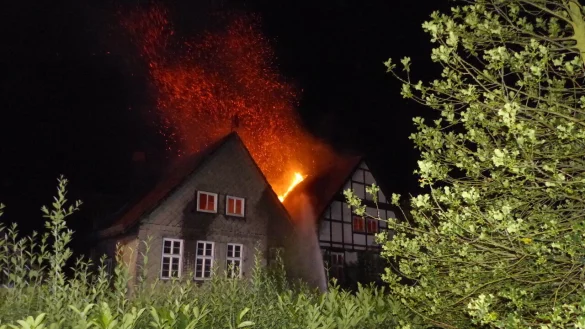 Die Feuerwehr Kalletal bek&auml;mpft am fr&uuml;hen Freitagmorgen einen Dachstuhlbrand in Varenholz. - &copy; Freitag-TV