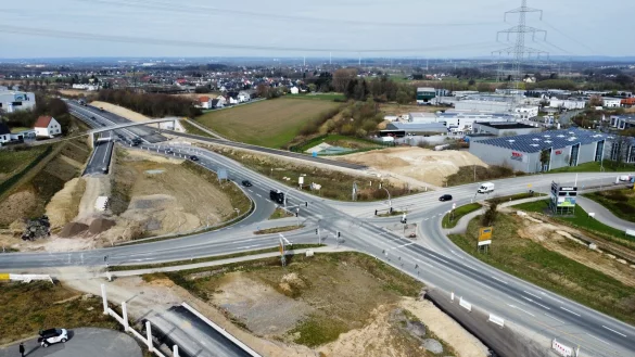 Fl&auml;chenverbrauch zugunsten des Verkehrs: Die Br&uuml;cke &uuml;ber die neue B66 zwischen Gewerbestra&szlig;e (r.) und der Detmolder Stra&szlig;e nach Ubbedissen (l.) ist der letzte Baustein, der Anfang 2026 fertig werden wird. - &copy; Eike J. Horstmann