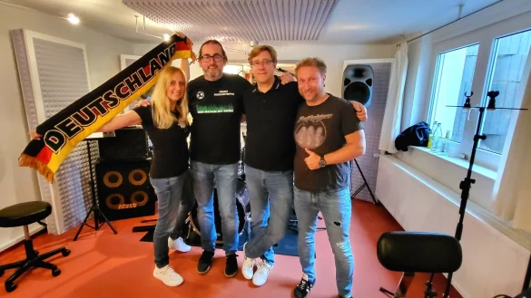 Maybrit Finke mit Musiker Markus Himstedt, Produzent Tobias D&ouml;rpmund und S&auml;nger Nico Scholze im Hamelner Tonstudio. - &copy; Melanie D&ouml;rpmund